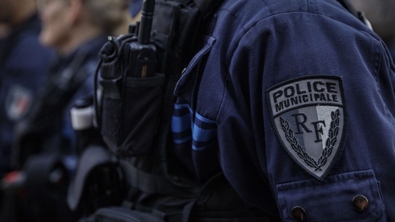 Illustration d'un policier municipal en action