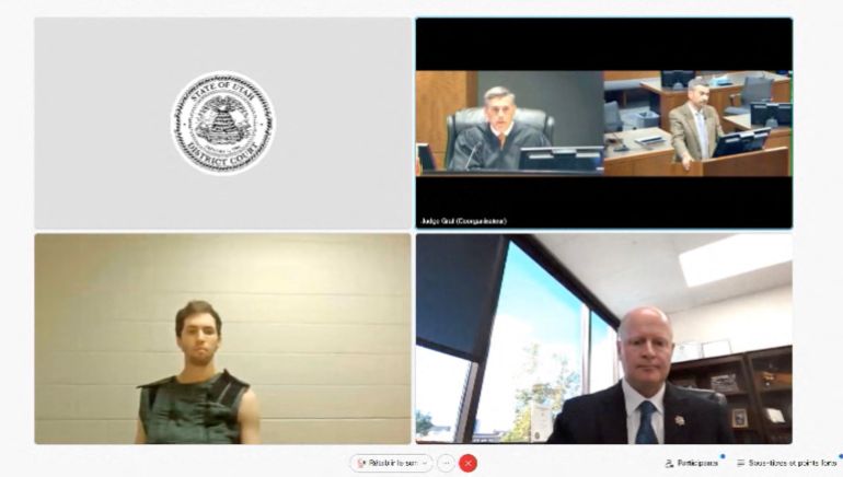Capture d'écran de l'audience en visioconférence montrant Tyler Robinson depuis sa cellule