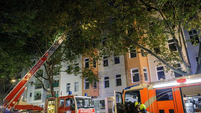 Pompiers intervenant sur un feu de toiture
