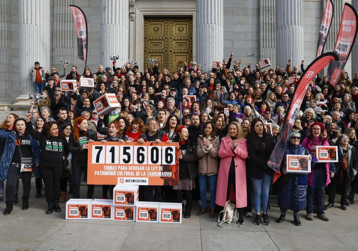 Promoteurs de l'ILP présentant les signatures