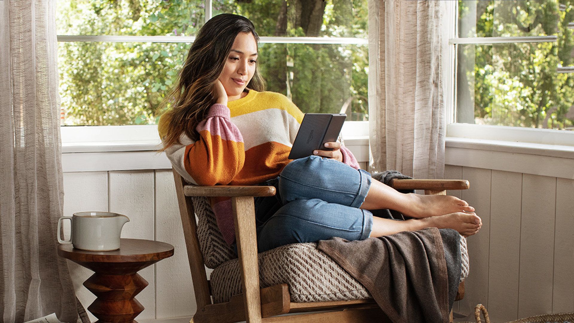 Personne lisant avec un Kindle Oasis
