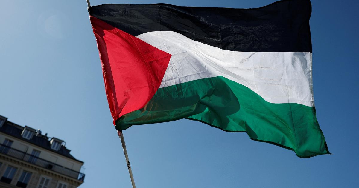 Drapeaux palestiniens devant l’hôtel de ville de Corbeil-Essonnes