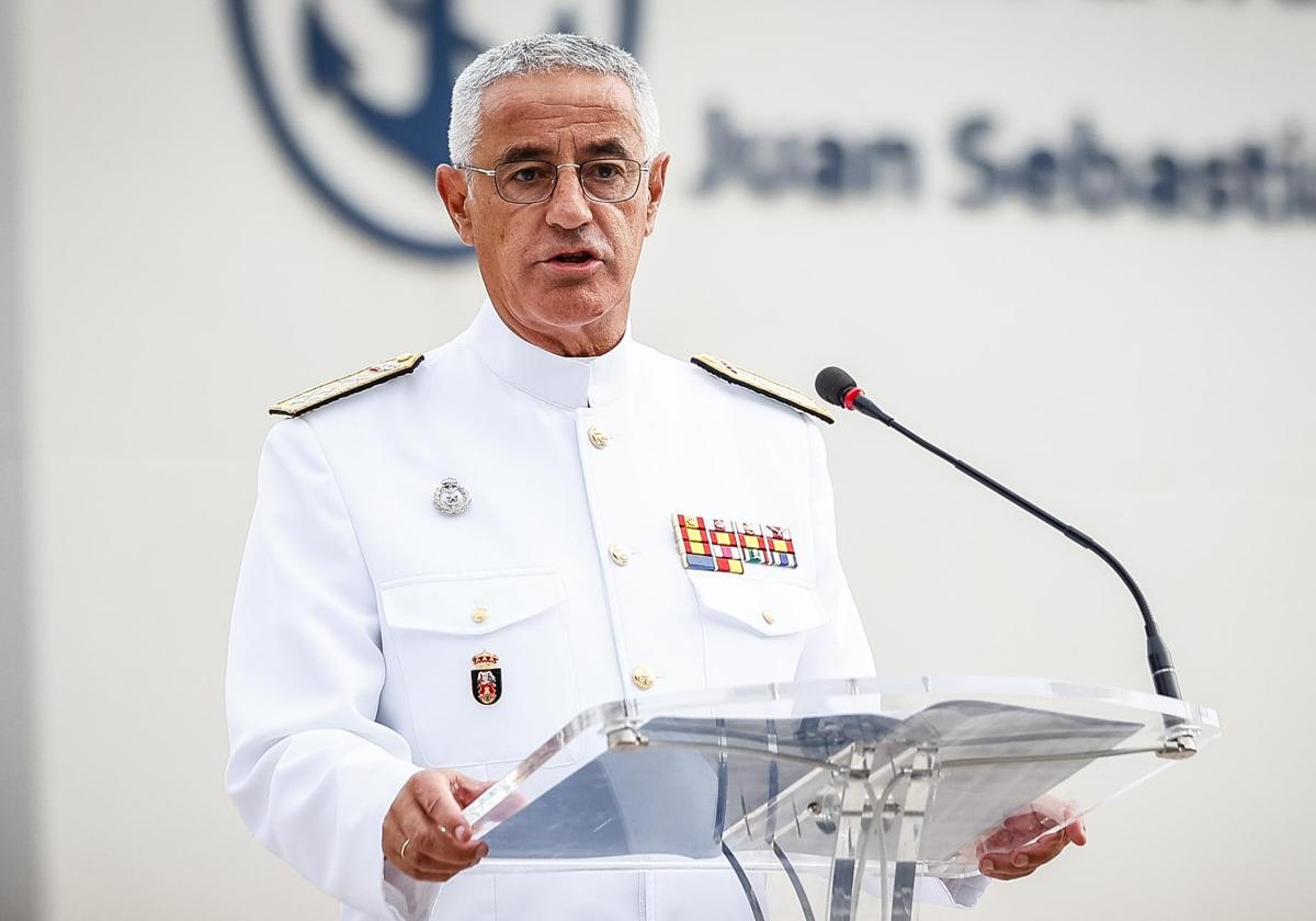 Almirante Antonio Piñeiro lors d'un discours