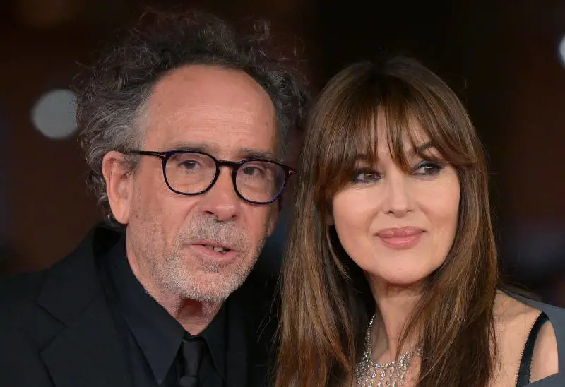 Tim Burton et Monica Bellucci sur un tapis rouge