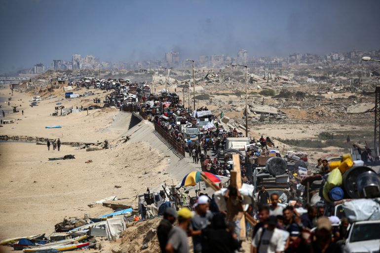 Déplacés quittant la ville de Gaza le long de la route côtière près du camp de Nuseirat