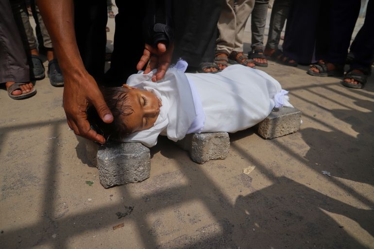 Cérémonie funéraire d'un enfant mort de malnutrition à Khan Younis