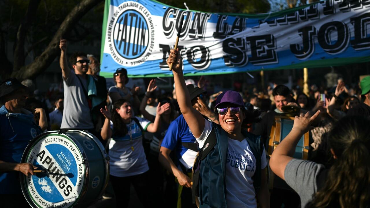 Manifestants célébrant rejet des vetos à Buenos Aires
