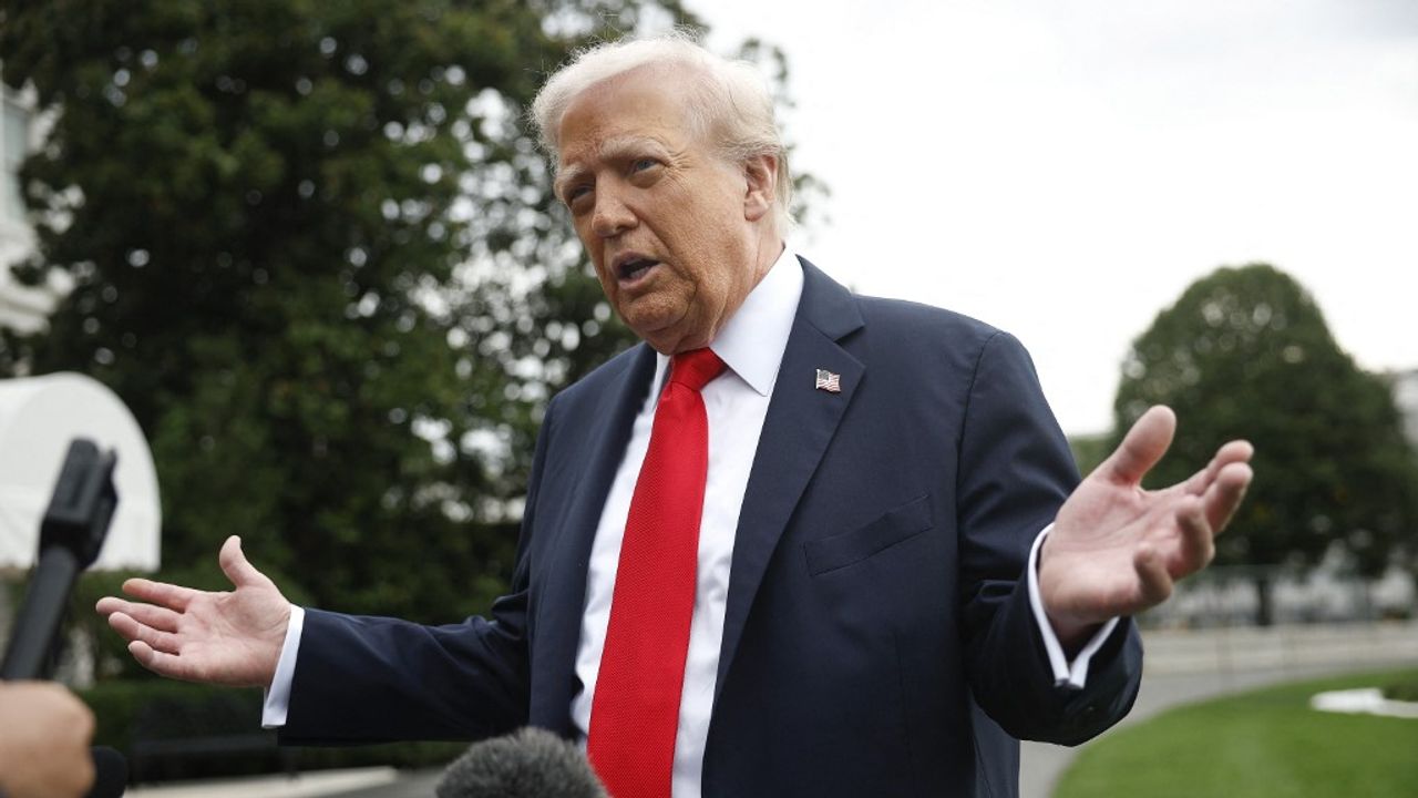 Donald Trump présente une carte dorée lors d'un événement
