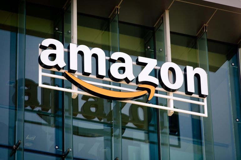 Logo Amazon sur un bâtiment de bureau