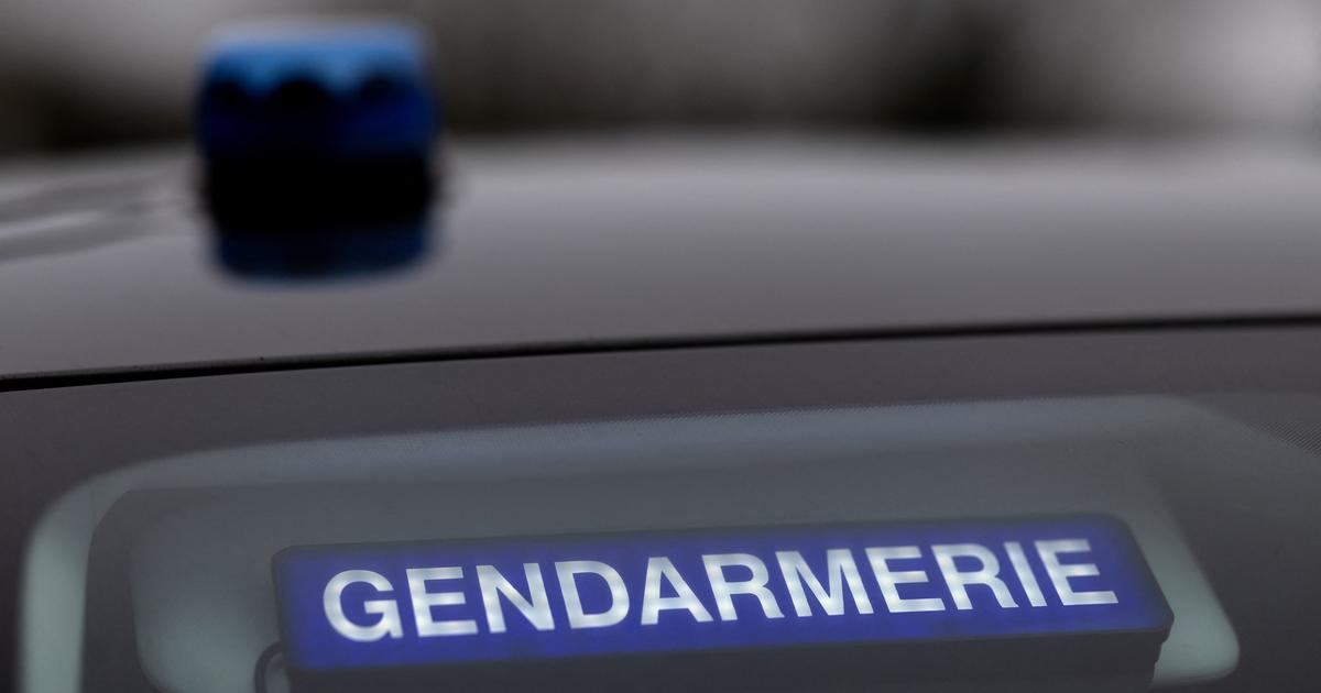 Gendarmes et véhicule touché par des feux d'artifice dans l'Isère