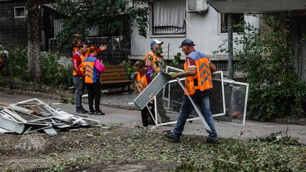 Secouristes ukrainiens après une attaque de drone