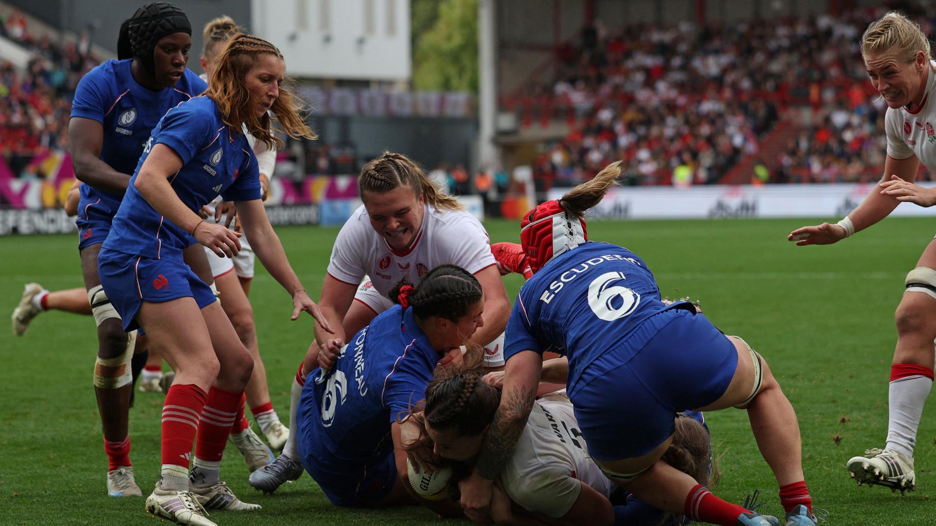 Vue d'un match de rugby féminin au Mondial 2025 entre la France et l'Angleterre