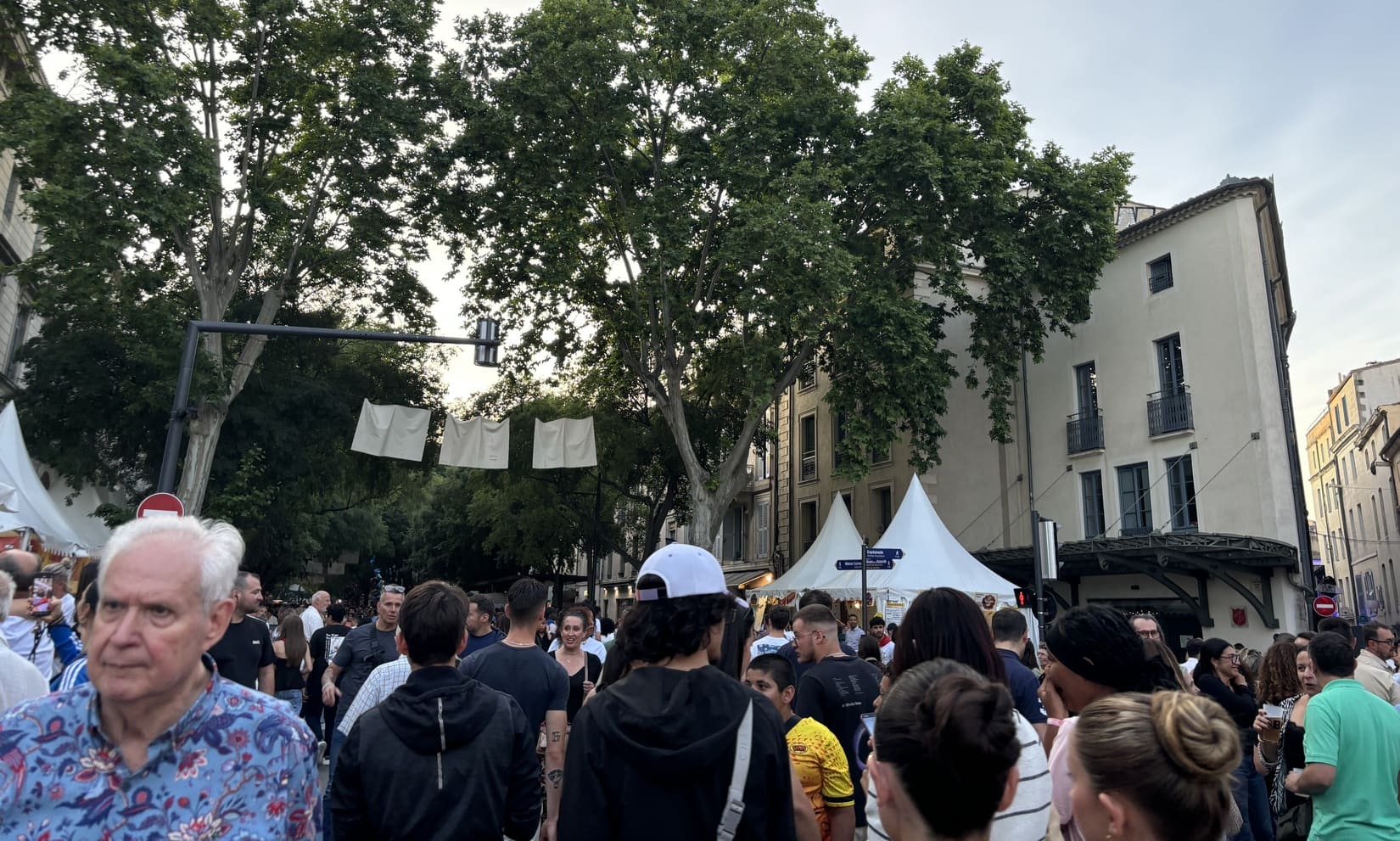 Boulevard festif à Nîmes lors de la Feria des Vendanges