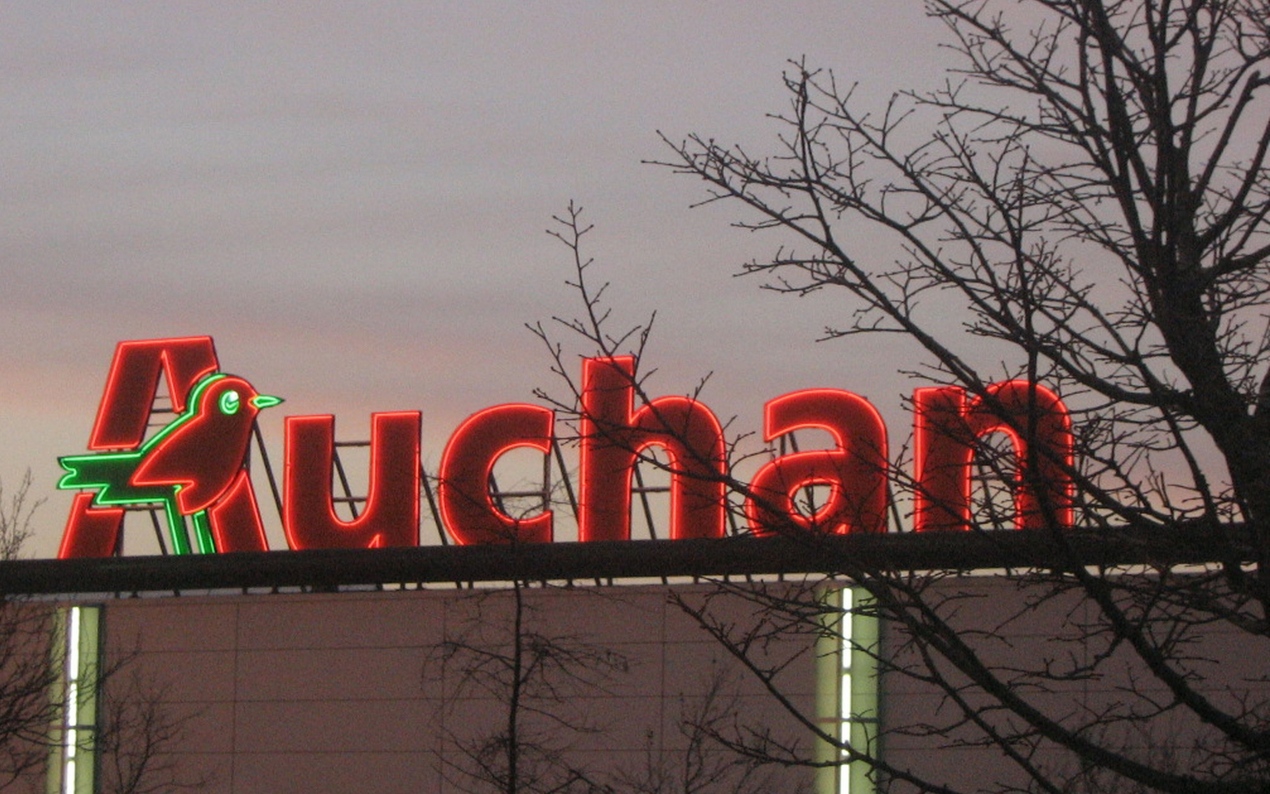 Vitrine montrant des magasins Lidl et Auchan dans le cadre de l’accord