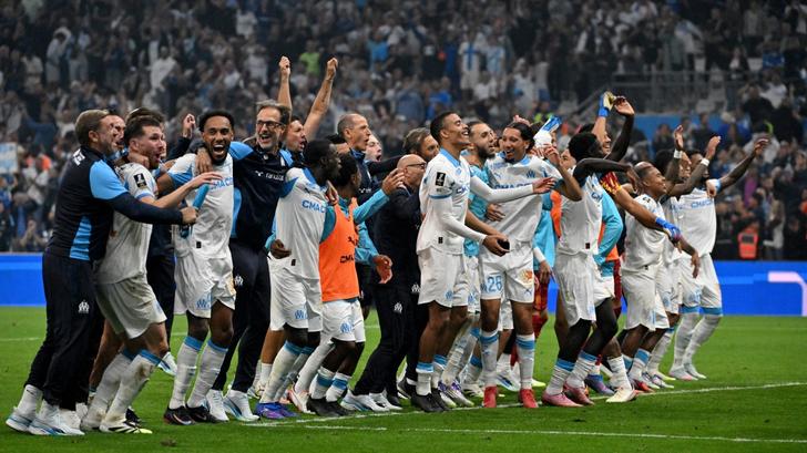 Joueurs de Marseille célébrant la victoire au Vélodrome