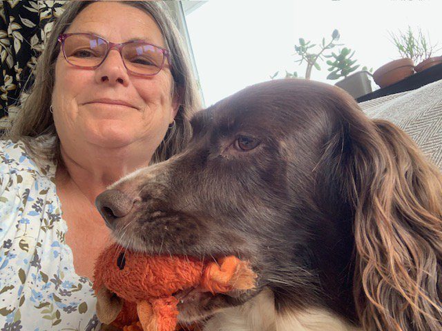 Liz Lockwood avec son chien devant sa maison
