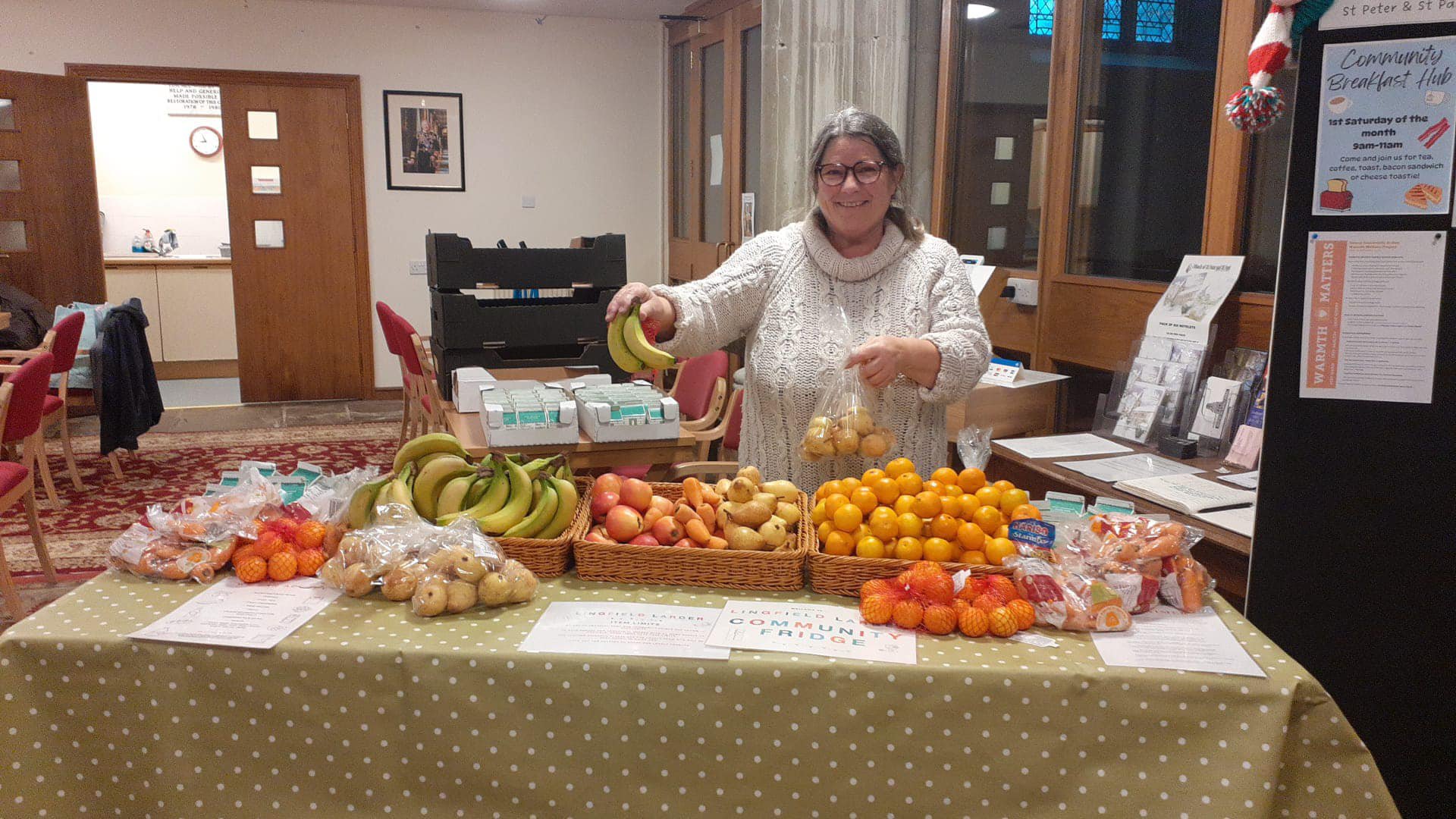 Liz Lockwood devant un frigo communautaire avec des fruits