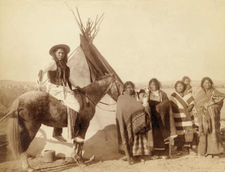 Femmes Lakota et enfant en bandoulière, après Wounded Knee