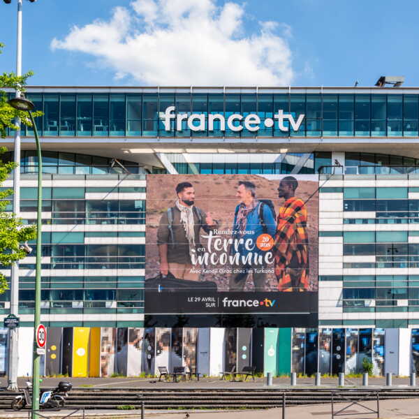 Illustration montrant France Télévisions et la Cour des comptes