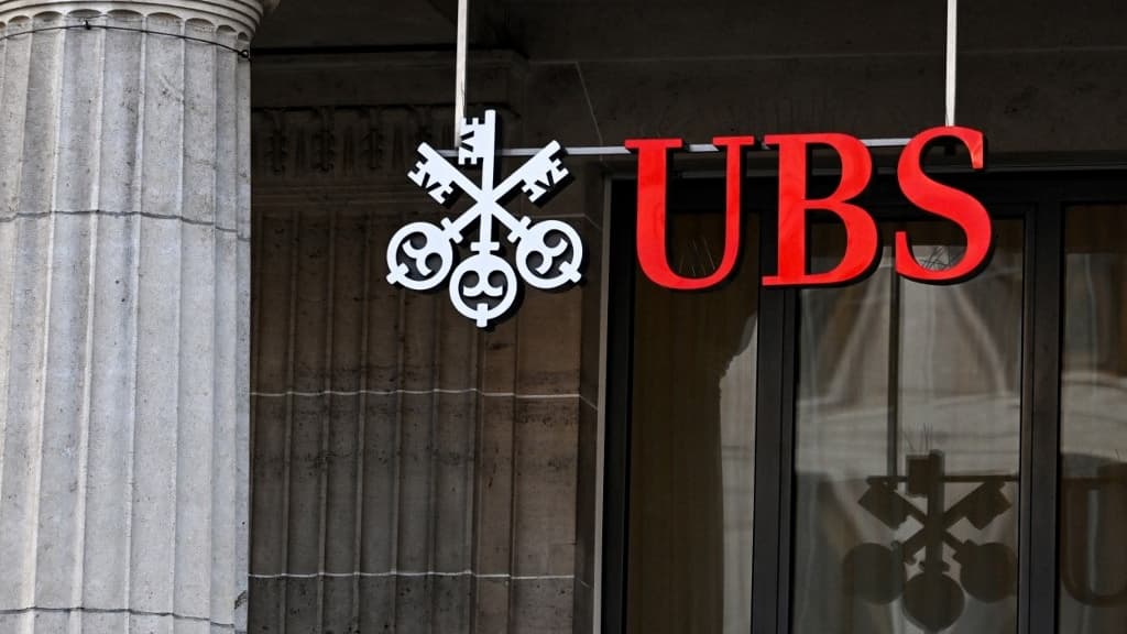 Bâtiment bancaire UBS vu de face