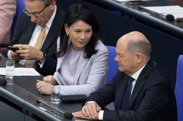 Annalena Baerbock en conversation à Berlin, mars 2025.
