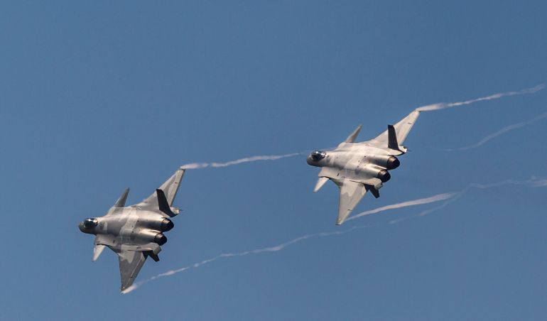 Deux chasseurs J-20 en formation lors d'un défilé aérien