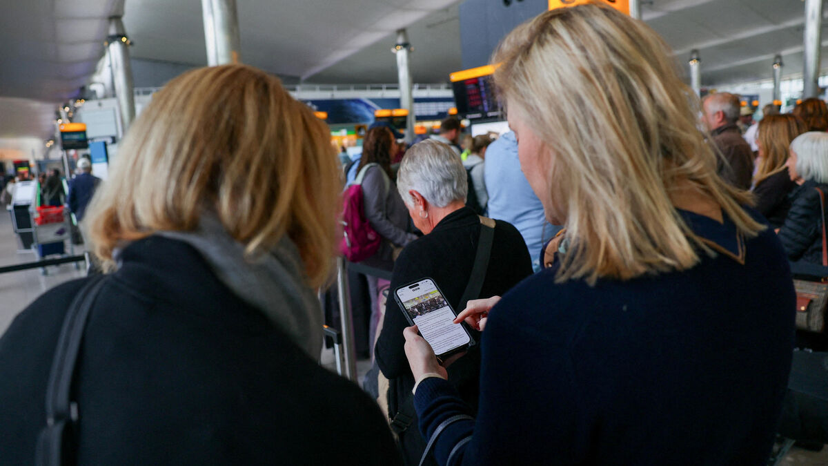 Des voyageurs dans le terminal de l’aéroport Heathrow, près de Londres