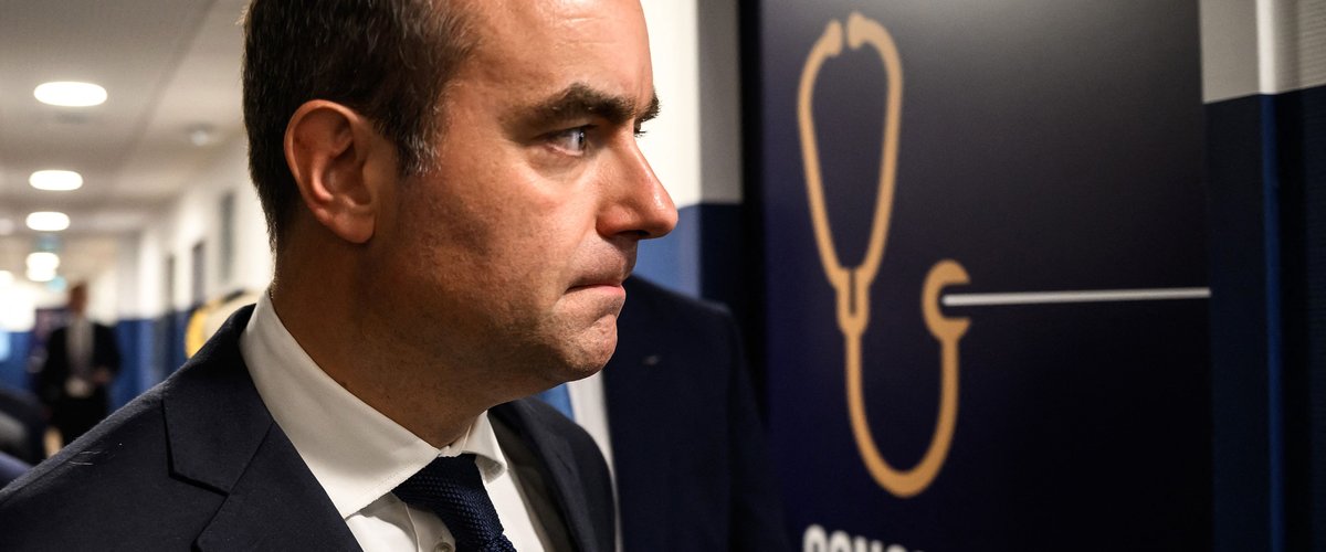 Sébastien Lecornu lors d'une séance à Matignon