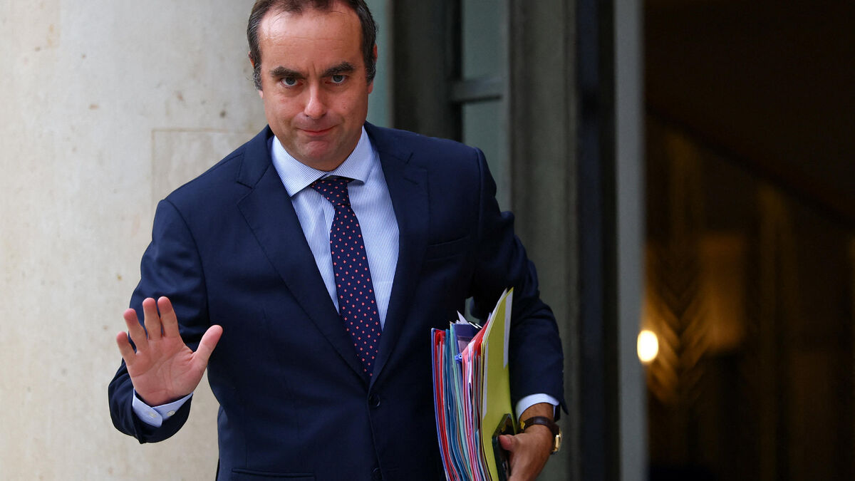 Sébastien Lecornu entouré de responsables syndicaux à Matignon