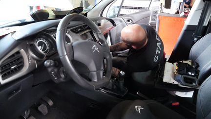 Mécanicien remplace airbag Takata à Wasquehal