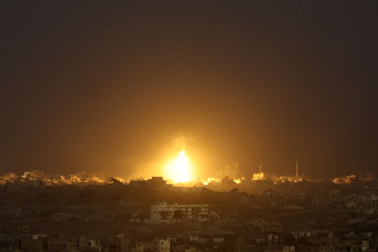 Un incendie après une frappe aérienne en périphérie de la ville de Gaza, 24 septembre 2025. EPA/ATEF SAFADI