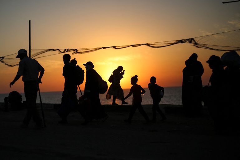 Des Palestiniens déplacés se déplacent avec leurs affaires vers le sud près du camp de Nuseirat, 23 septembre 2025. AFP