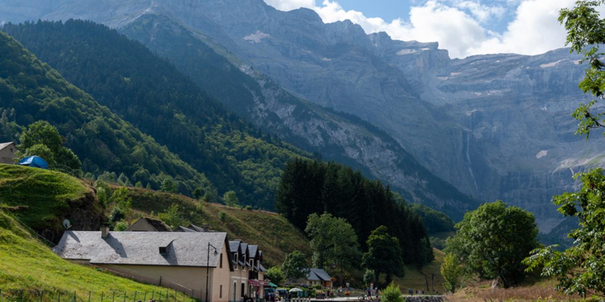 Randonn�e9e en montagne dans les Pyr�e9n�e9es, panorama de sommets