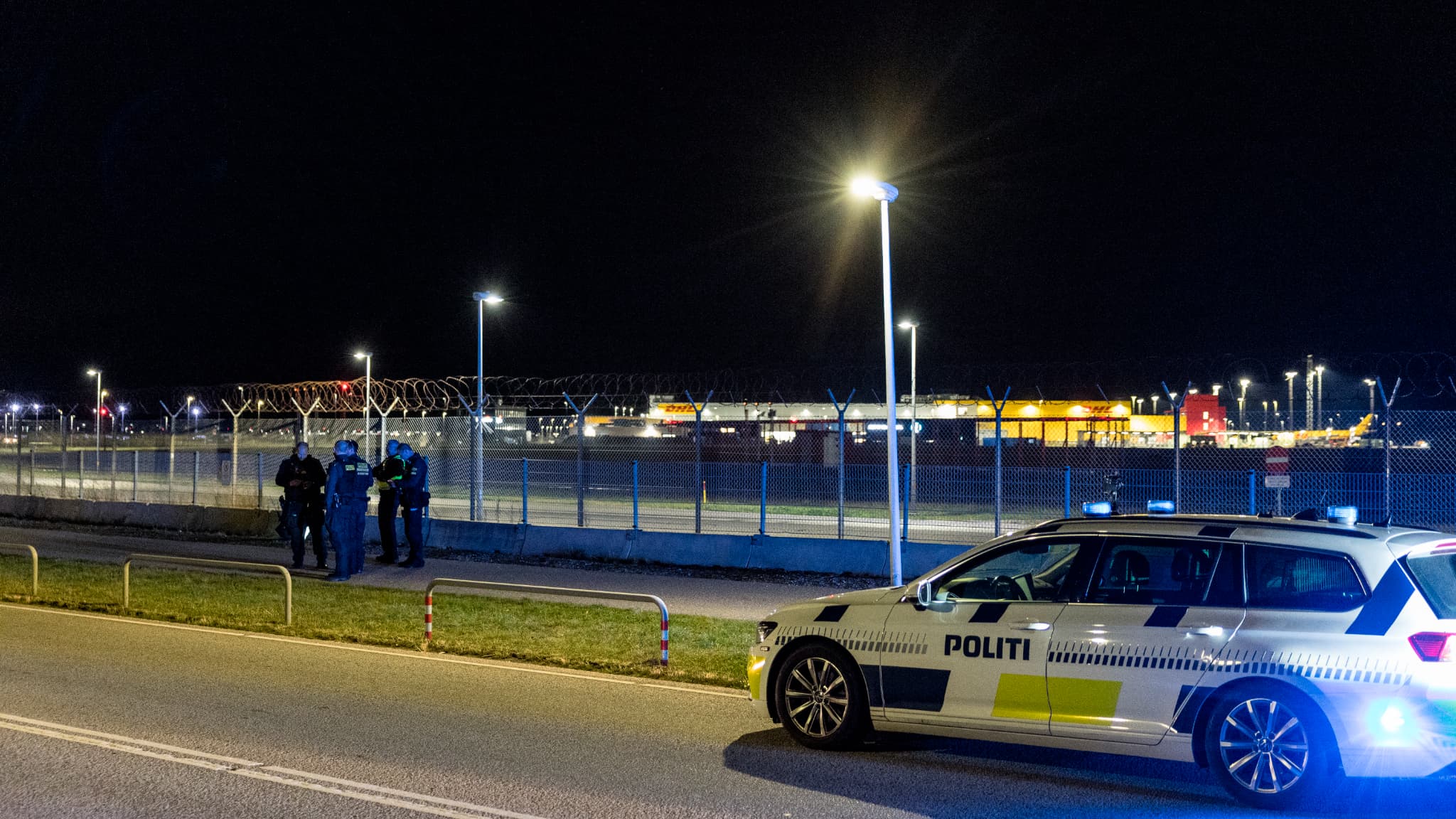 Police près de l’aéroport de Copenhague lors d’un survol de drones