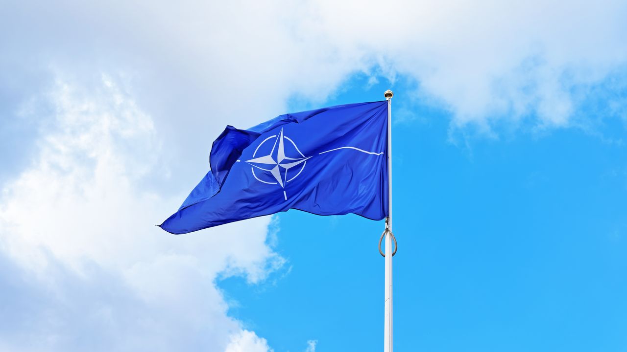 Drapeau de l OTAN lors d'une conférence