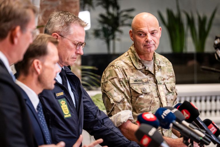 Responsables danois lors d'une conférence de presse sur les drones