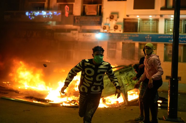 Véhicule de police incendié lors des protestations à Salé