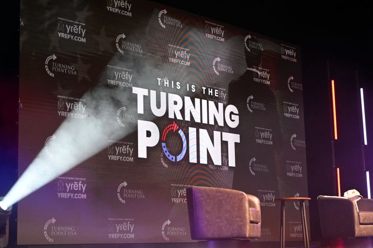 Logo de Turning Point USA sur scène lors d'un événement