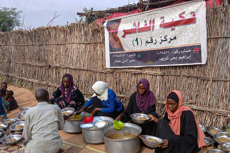 Bénévoles soudanais préparent des repas gratuits pour des résidents d'El-Fashir