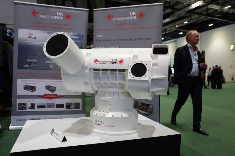 Système d'arme à énergie dirigée Dragonfire exposé lors d'un salon d'armement