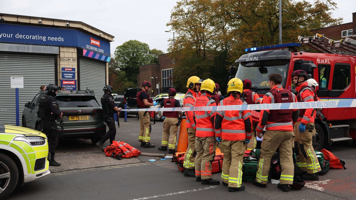 Police et secours devant une synagogue à Manchester