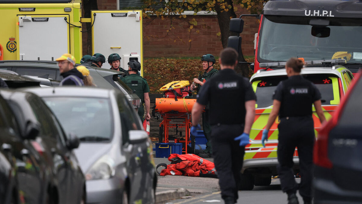 Vue de policiers près d'une synagogue de Manchester