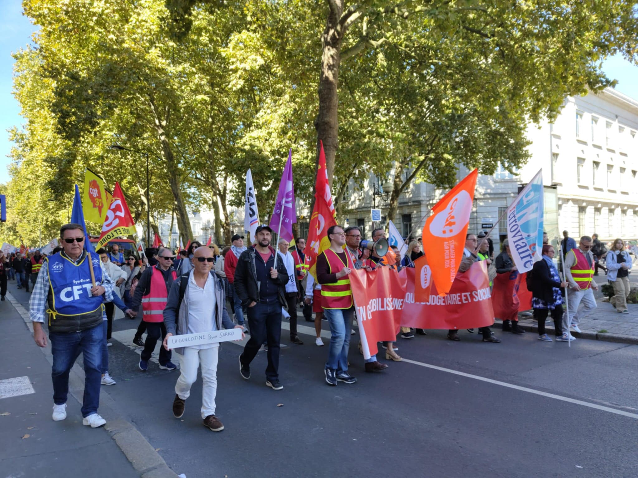 Rassemblement lors de la grève à Tours le 2 octobre