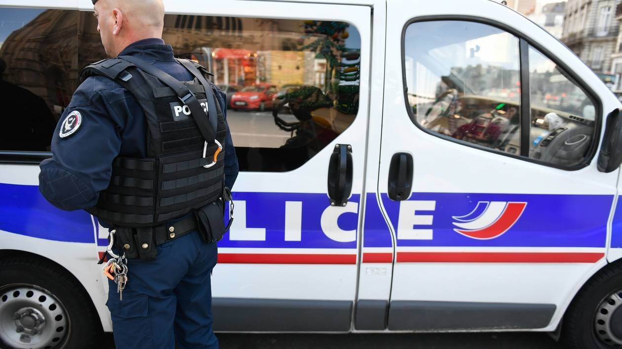 Fillette dans le hall d’un immeuble à Toulouse