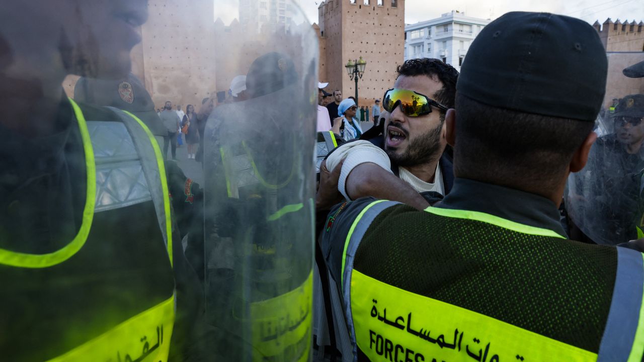Manifestants marocains dans une rue de Rabat
