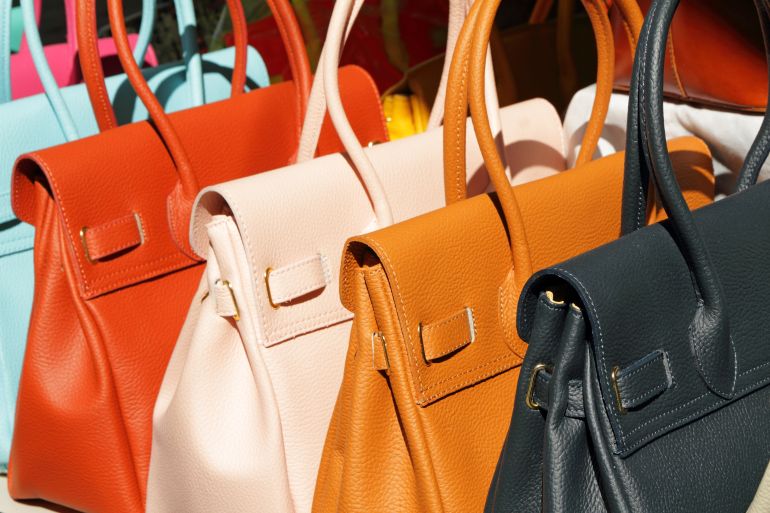 Collections de sacs en cuir sur un marché à Florence