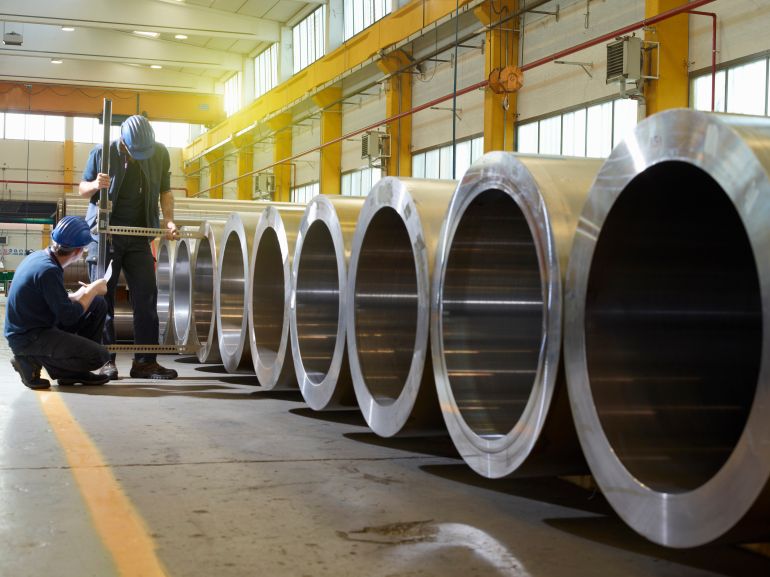 Travailleurs dans une usine sidérurgique