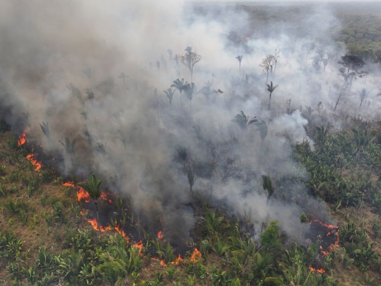 Fumée s'élevant d'un incendie en Amazonie