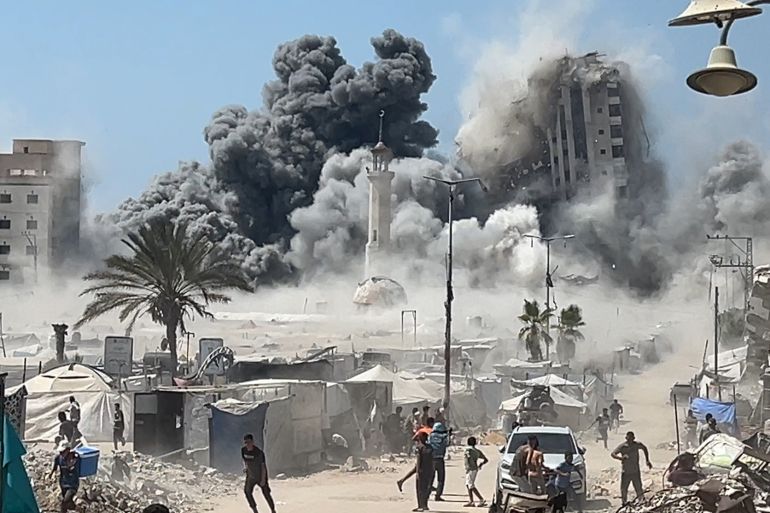 Nuées de fumée et poussière lors de l'effondrement d'un immeuble au centre de Gaza