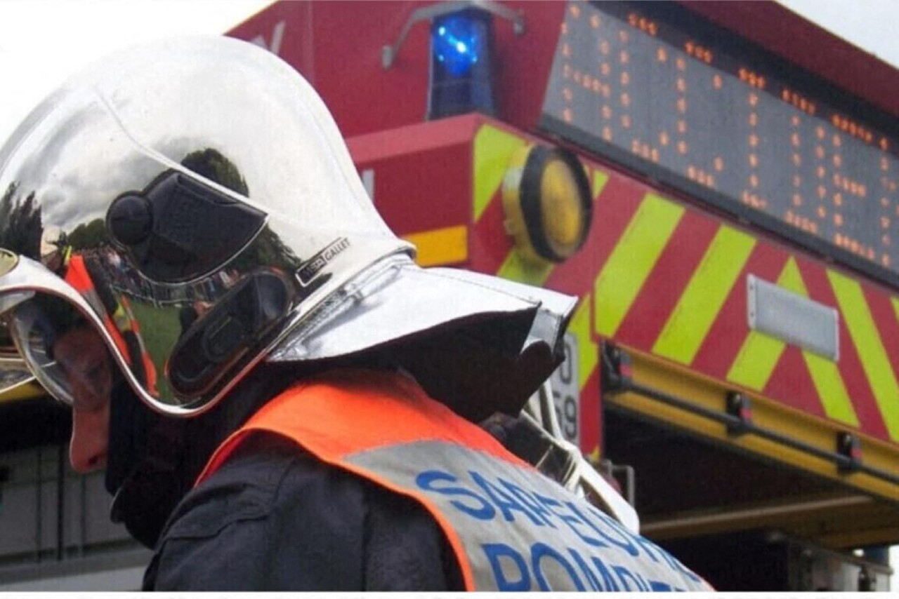 Pompiers sur les lieux d'un accident à L’Aigle